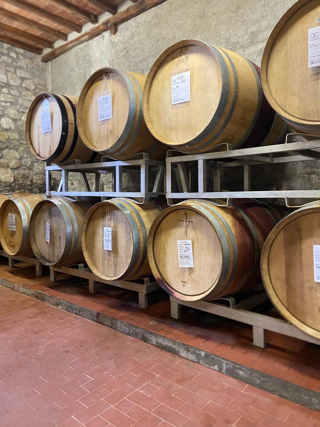 Barrique in affinamento in cantina